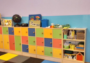 Kolorowe indywidualne szafi dla dzieci.